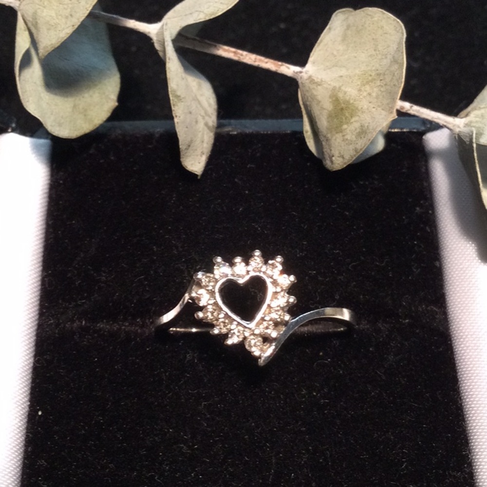 14 K GOLD DIAMOND HEART RING